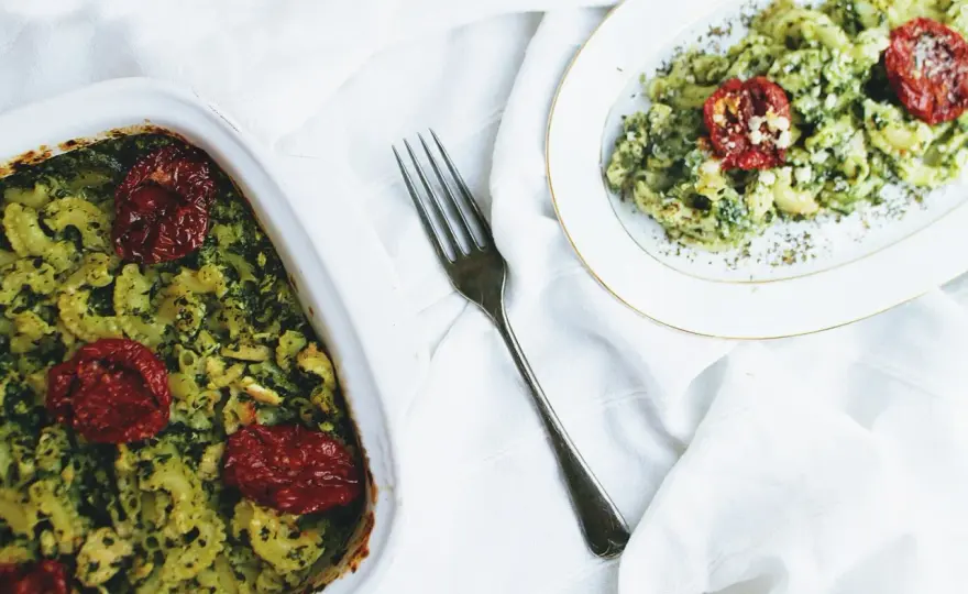 Pyszna zapiekanka z pesto: Szybkie przepisy, które zaskoczą każdego