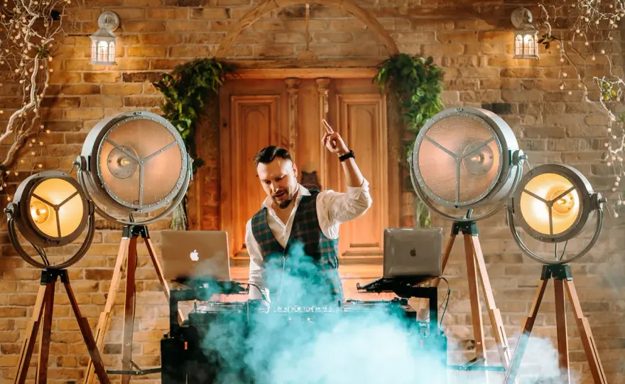 Jak wybrać DJ na wesele - sprawdzone zasady i cenne wskazówki