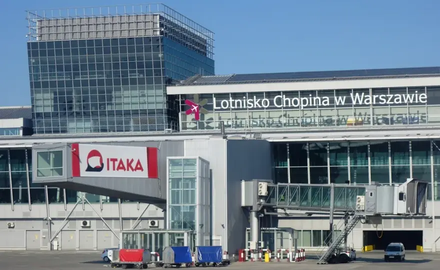 Jak dojechać z lotniska Chopina na dworzec centralny: szybkie sposoby
