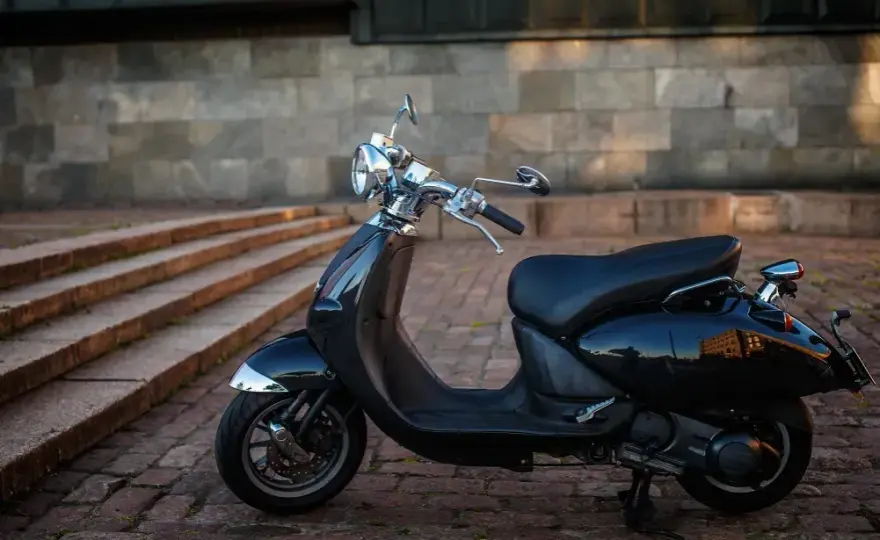 Czy na motorower trzeba mieć prawo jazdy? Poznaj aktualne przepisy i wymogi
