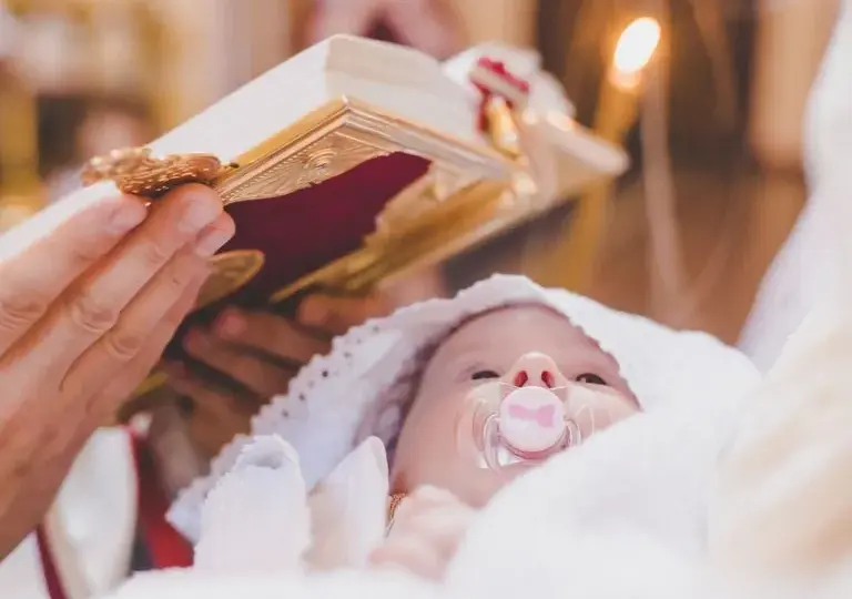 Ile trwa chrzest w kościele? Zaskakujące fakty o ceremonii