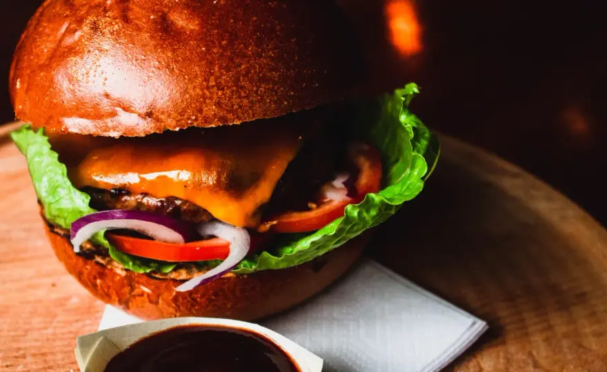 Jakie dodatki do burgera poprawią smak i zachwycą gości