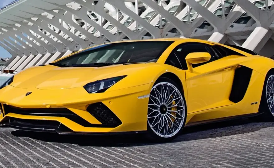 Ile koni ma Lamborghini Aventador? Odkryj moc i osiągi modeli