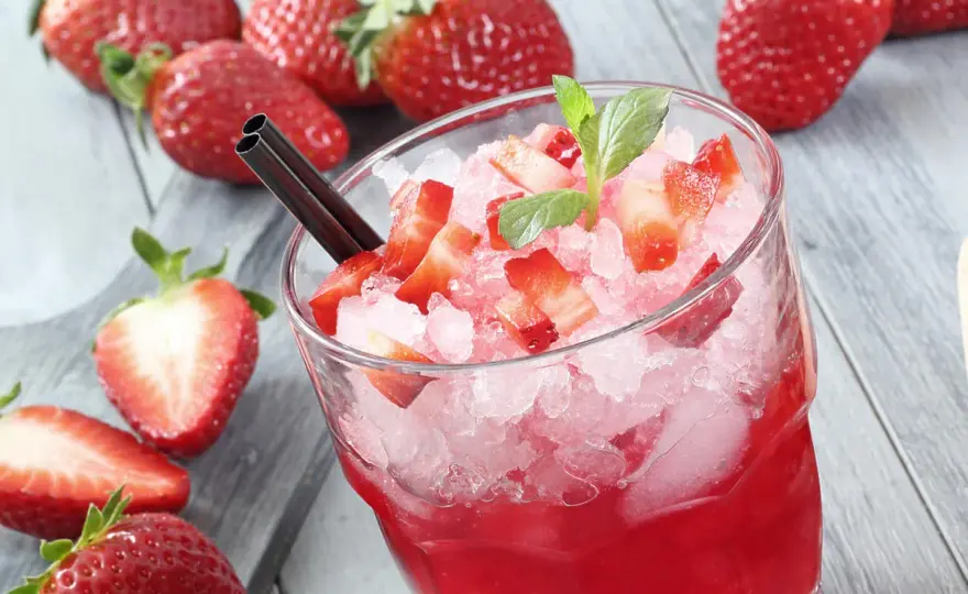 Pyszny drink z mrożonych truskawek i wódki, który zachwyci każdego