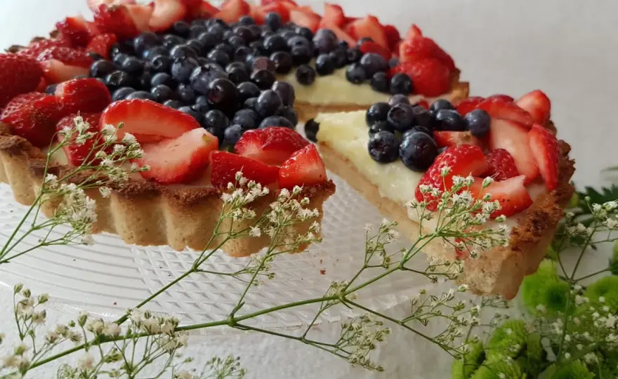 Fit tarta z owocami i budyniem: przepis na zdrowy deser