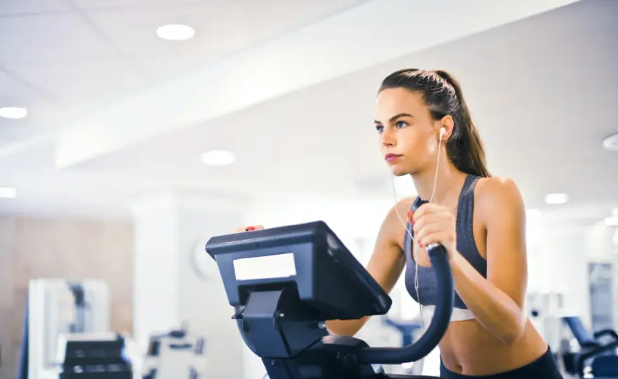 Ile kcal spala cardio? Sprawdź, jak efektywnie spalać kalorie