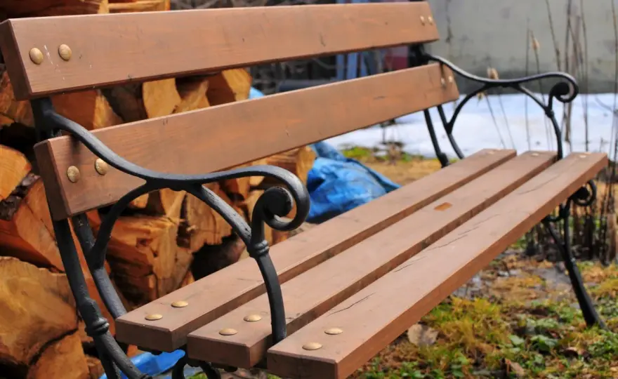 Jak pomalować drewnianą ławkę ogrodową, aby przetrwała lata?