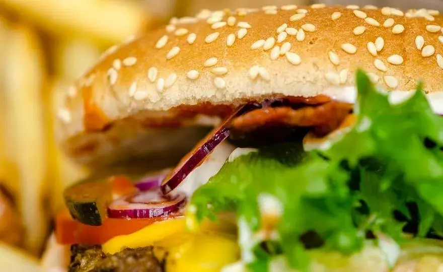 Burger wołowy z frytkami: Ile kalorii naprawdę jesz? Szokujące liczby!