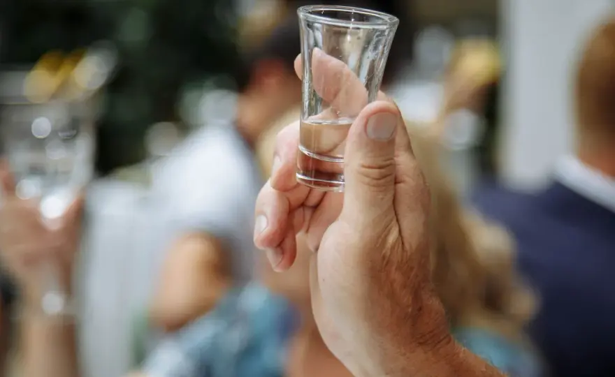 Czy po whisky jest kac? Poznaj przyczyny i sposoby na uniknięcie kaca