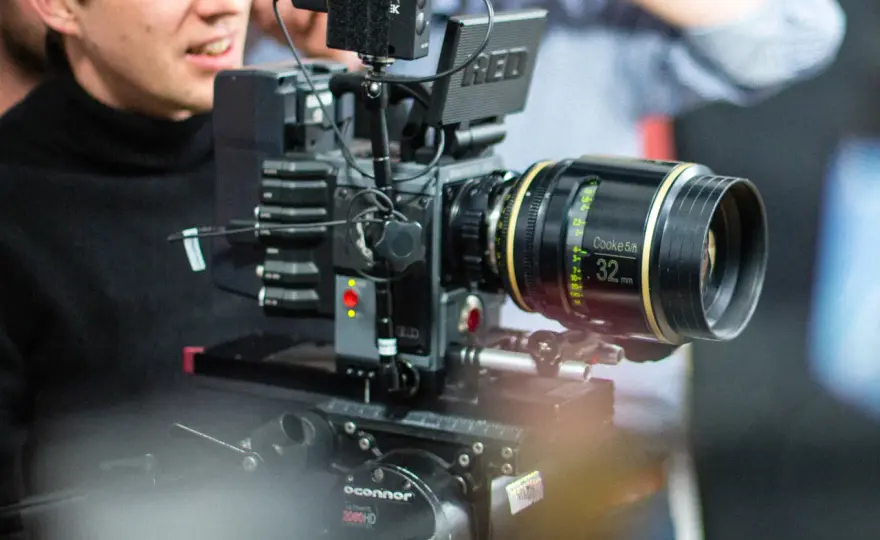 Produkcja filmów reklamowych: proces, etapy i znaczenie