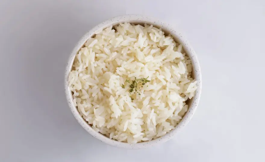 Jak podgrzać ryż bez mikrofalówki? Skuteczne metody i porady