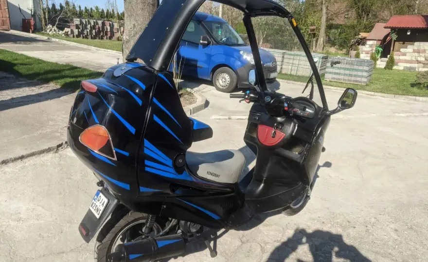 Skuter z dachem – idealne rozwiązanie na każdą pogodę i wygodny transport