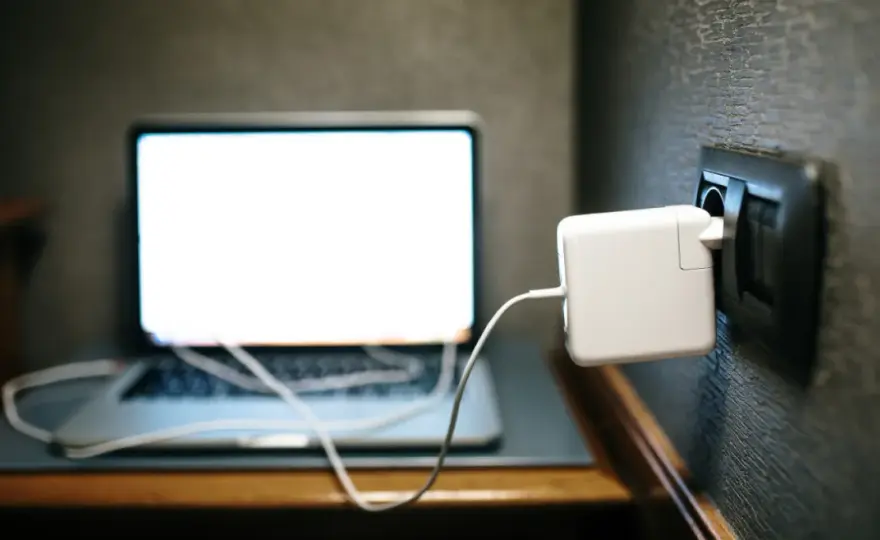 Ile energii zużywa laptop? Poznaj zaskakujące fakty i oszczędności