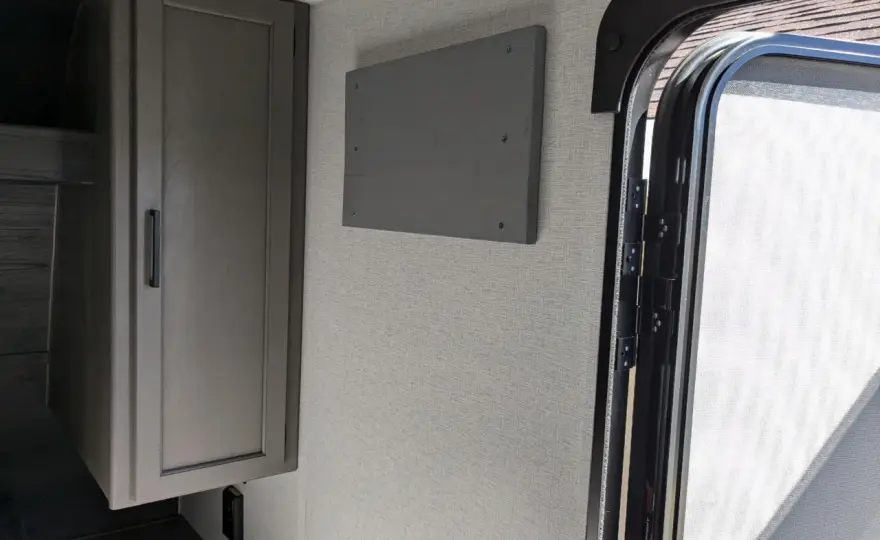 Jak podłączyć telewizor w przyczepie kempingowej bez problemów?