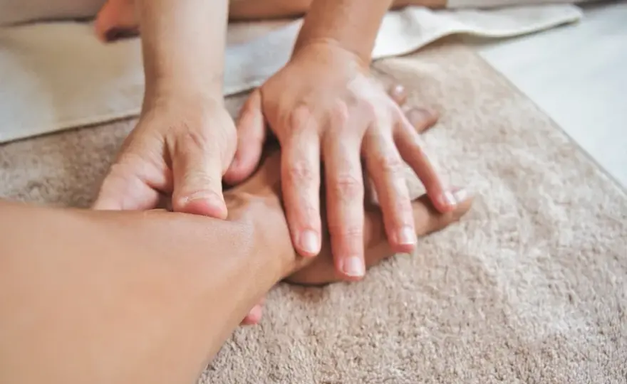 Najpierw do ortopedy czy fizjoterapeuty – co wybrać dla ulgi w bólu?