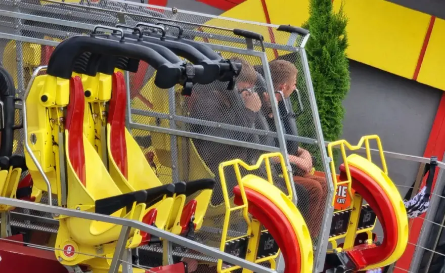 Czy Energylandia jest bezpieczna? Sprawdź standardy bezpieczeństwa i opinie