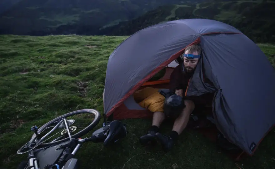 Jaki namiot na rower? Oto, czego unikać przy wyborze idealnego modelu