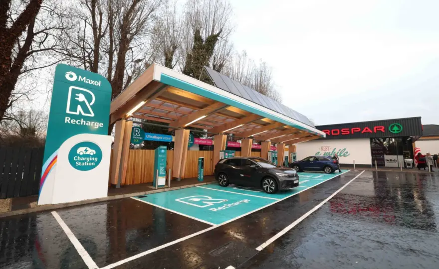 Dlaczego Twoja firma powinna rozważyć carport fotowoltaiczny?