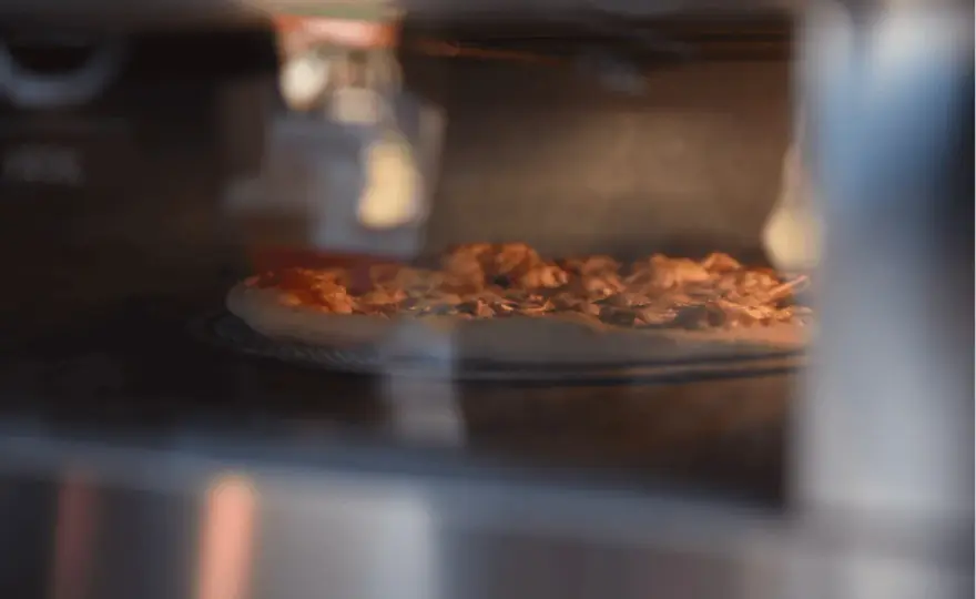 Jak długo piec pizzę, aby uniknąć niedopieczonego ciasta?