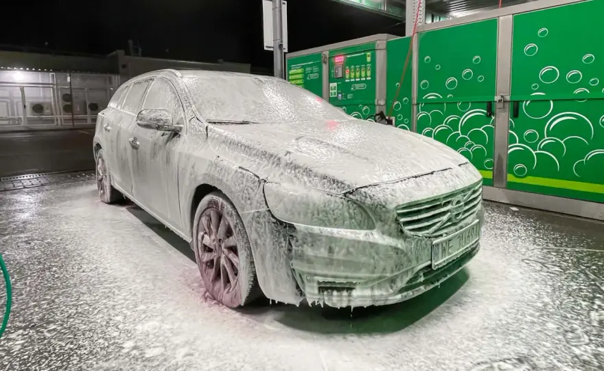 Myjnia bezdotykowa - Jak myć auto bez rys i uzyskać najlepszy efekt?