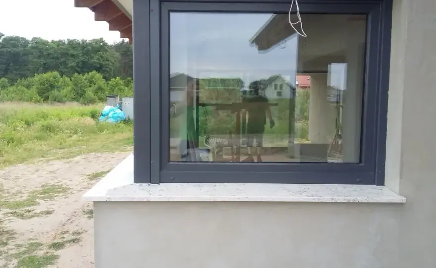 Jaki parapet zewnętrzny pasuje do okien antracytowych? Sprawdź praktyczne porady