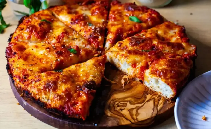 Pizza rzymska - chrupiąca tajemnica. Jak ją zrobić w domu?