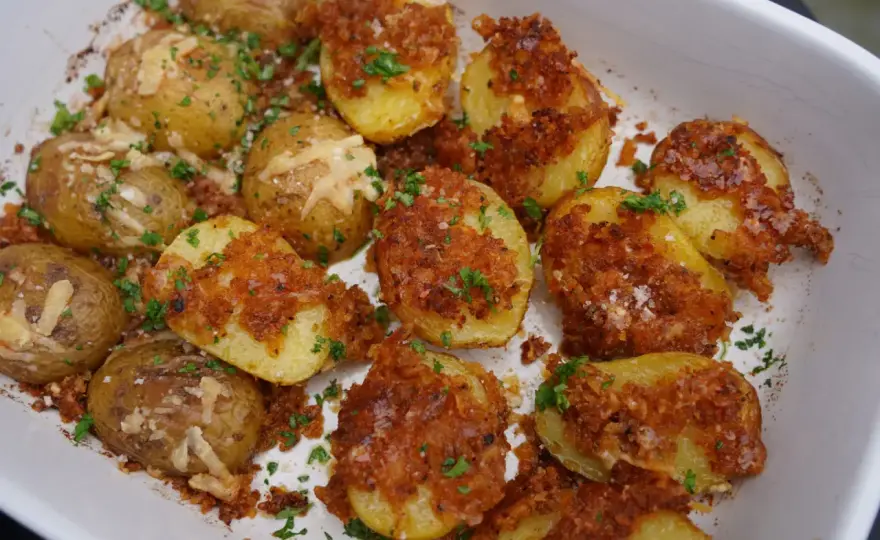 Kartoffeln mit Parmesan - So werden sie im Ofen wirklich knusprig