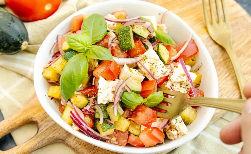 Zucchini-Salat mit Feta - So wird er knackig statt wässrig