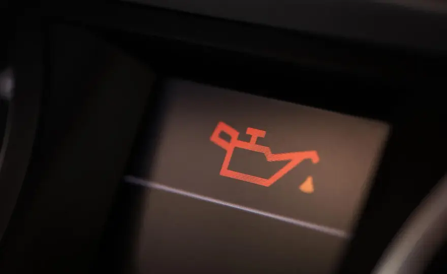 Spia batteria rossa accesa - cosa significa e cosa fare