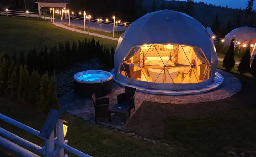 Nocleg pod namiotem - śpij komfortowo i sucho
