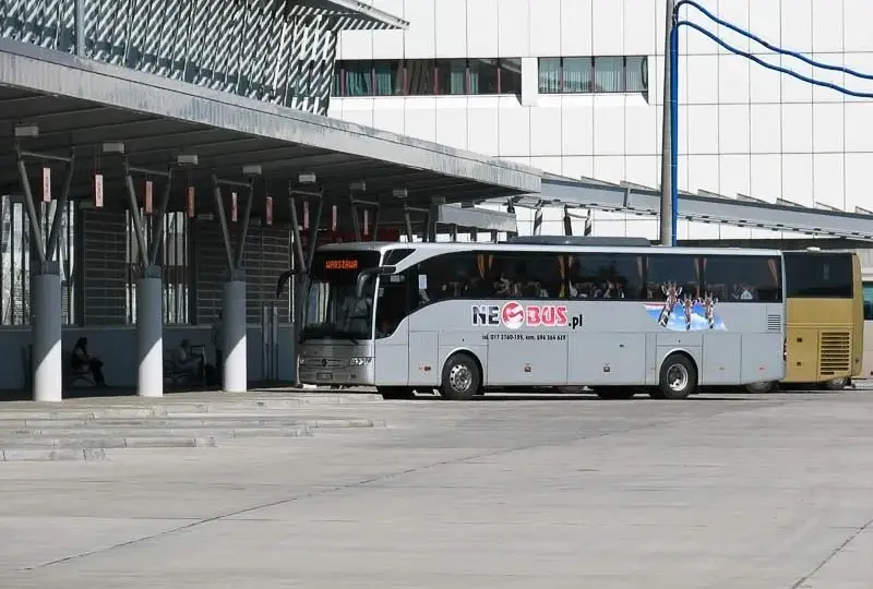 Gdzie Neobus przy Dworcu Centralnym? Znajdź przystanek bez stresu!