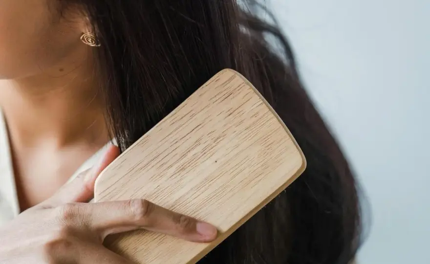 Maska do włosów na suche włosy - jak stosować, by nie obciążyć pasm?