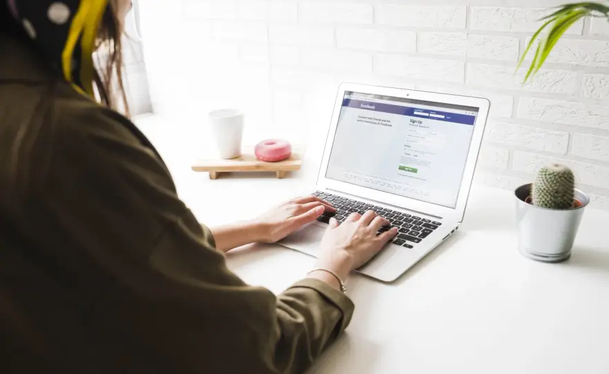 Logowania na Facebooku - IP i lokalizacja. Jak chronić konto?