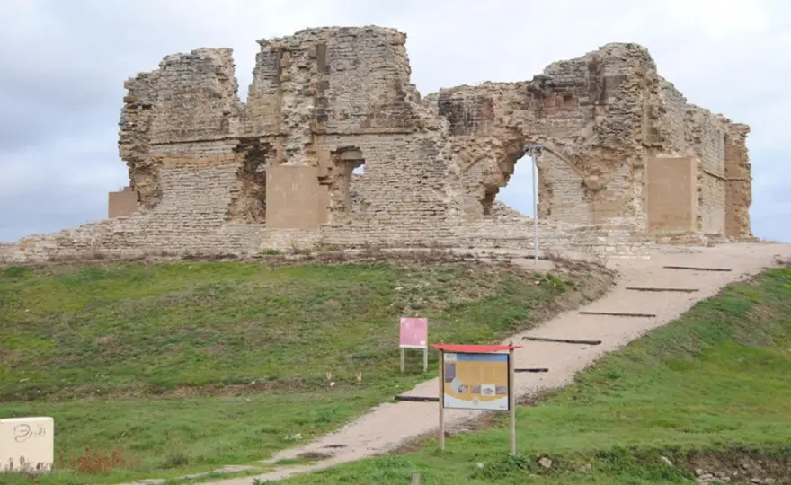 Castillo de Tiebas - La ruina que explica el poder navarro
