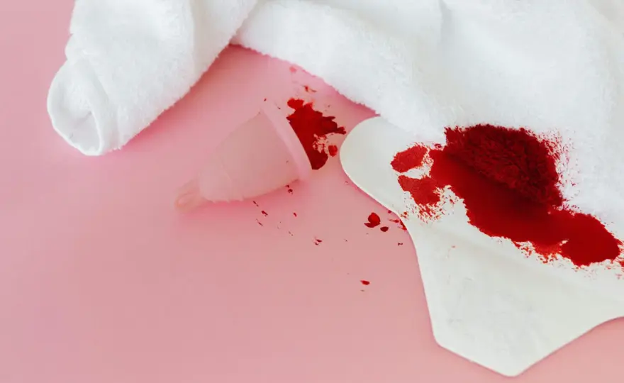 Krew menstruacyjna w senniku - co oznacza zmiana i oczyszczenie?