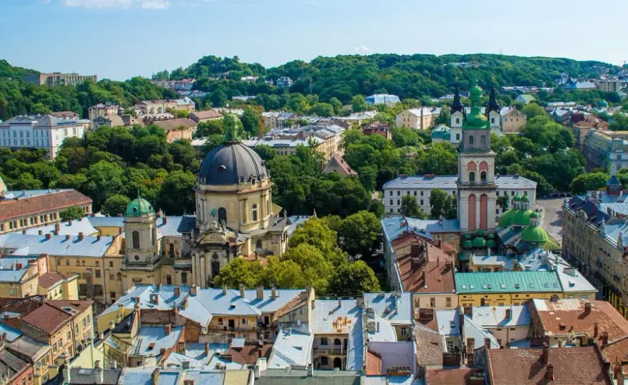 Lwów czy jest bezpiecznie? Odkryj ryzyka podróży do Ukrainy