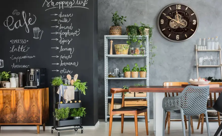 Pusta ściana w kuchni: 30+ inspiracji funkcjonalnych i stylowych