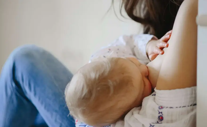 Si può allattare con la febbre? Cosa sapere e quando preoccuparsi
