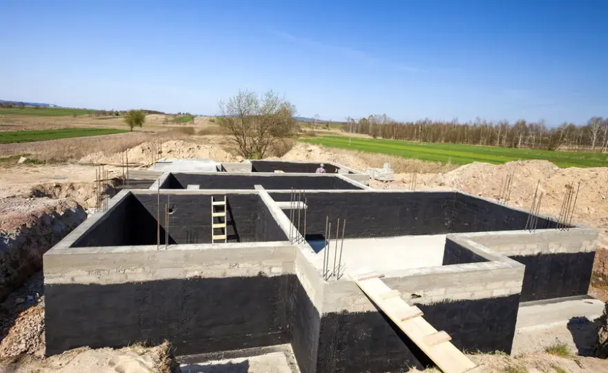 Dom na słupach fundamentowych: Innowacyjne rozwiązanie budowlane