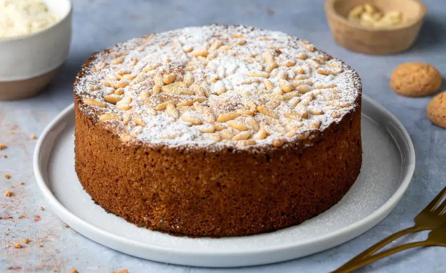 Torta con farina di mandorle soffice e umida, senza errori
