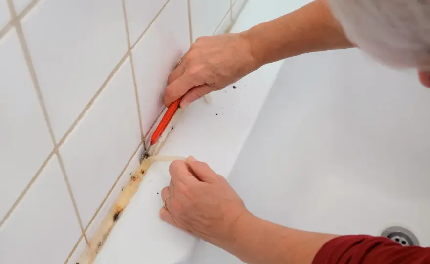 Jak usunąć silikon ze ściany i tynku? Poradnik