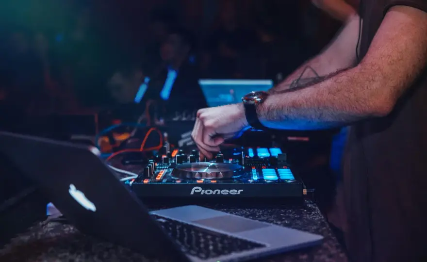 DJ w Polsce: Zarobki od 200 do 35 000 zł. Czy to się opłaca?