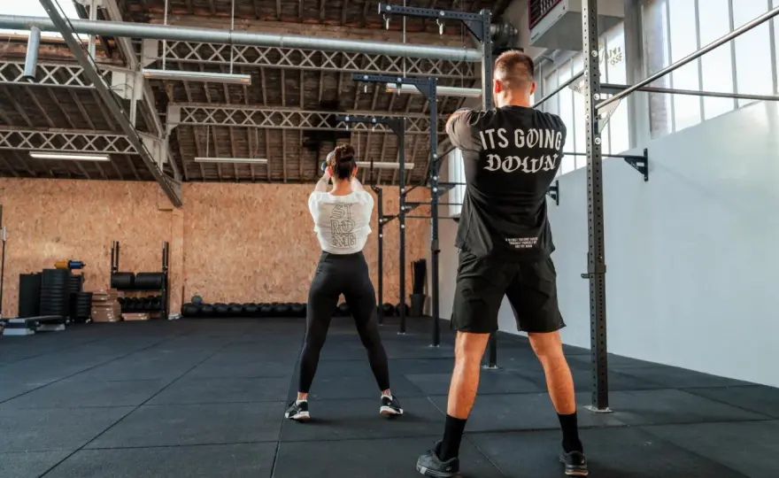 Czym jest CrossFit? Poznaj mity, efekty i jak zacząć!