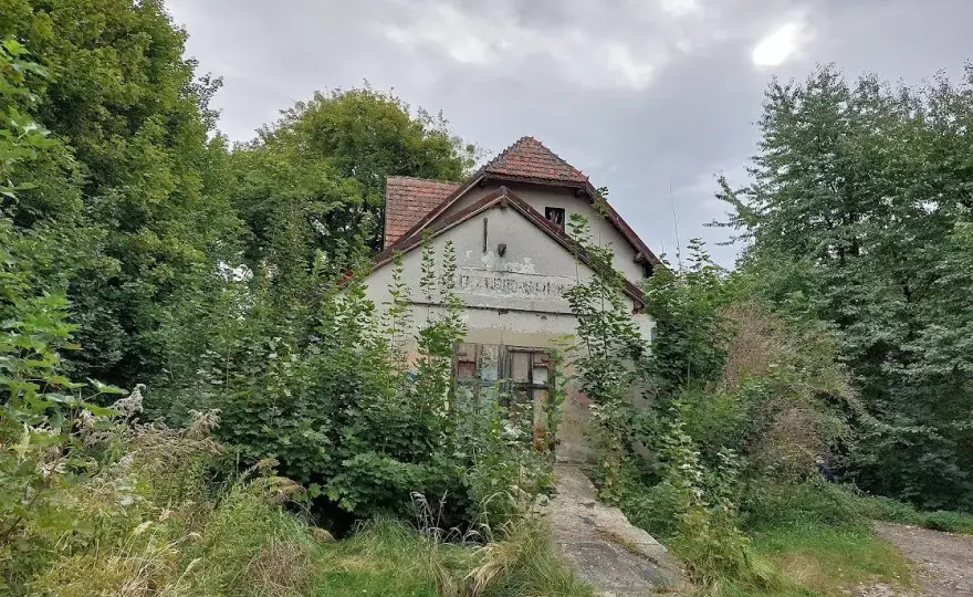 Jastrzębia Góra pociągiem: Jak dojechać, gdy nie ma stacji?