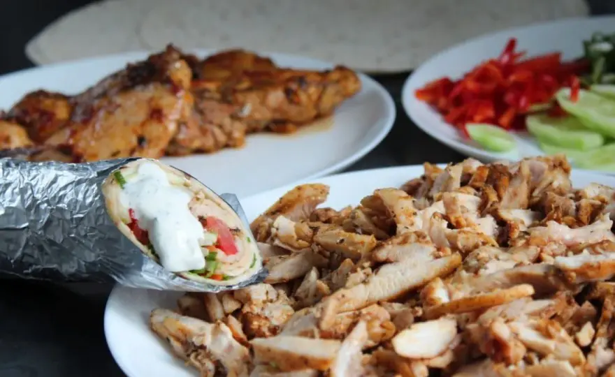 Co można zrobić z mięsa kebab? Pyszne przepisy, które zaskoczą smakami