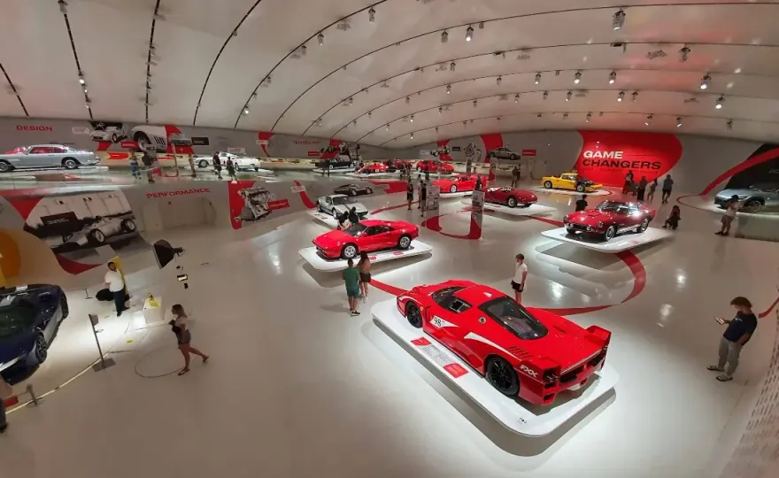 Maranello czy Modena? Które muzeum Ferrari wybrać? Poradnik