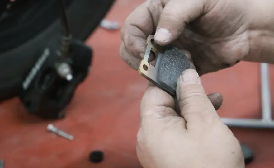 Cambiar pastillas de freno moto - Evita errores comunes