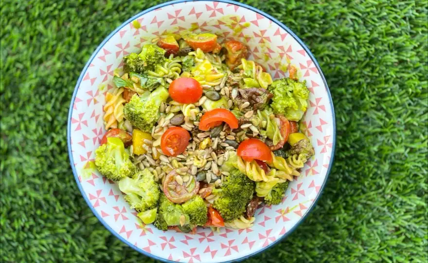 Ensalada de pasta perfecta - trucos, cantidades y aliños