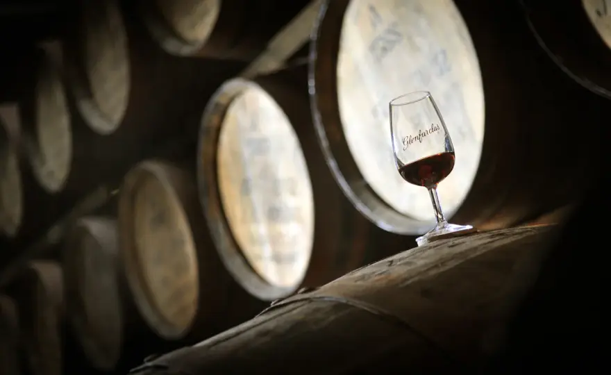 Finiszowanie whisky w beczkach po sherry: sekret smaku