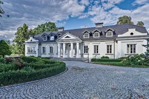 Dworek Droblin - historia, architektura i luksusowy hotel w parku